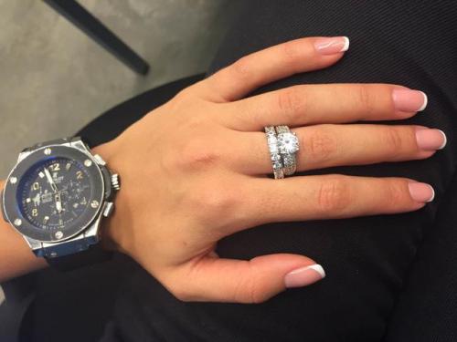 Два кольца на безымянном пальце у женщины. Два кольца на безымянном пальце. Что бы это значило?