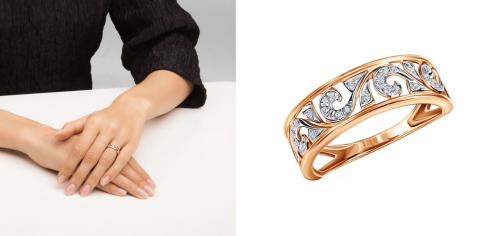 Два кольца на безымянном пальце левой руки. Кольцо на правой руке на безымянном пальце