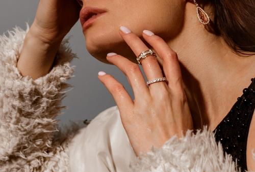 Два кольца на безымянном пальце у женщины. Два кольца на безымянном пальце. Что бы это значило? 02