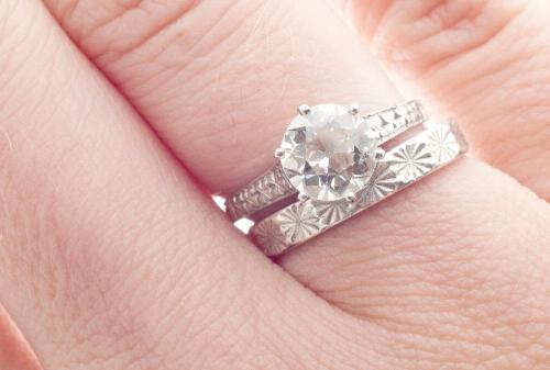 2 кольца безымянном пальце. Бабушка увидела на безымянном пальце два кольца и сказала снять одно. Приметы 01