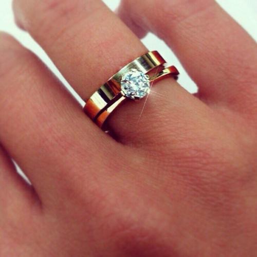 Кольцо поверх обручального. Как носить помолвочное и обручальное кольцо вместе