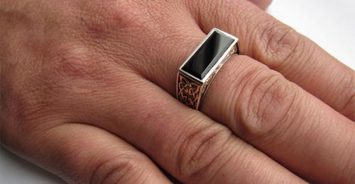 Что означает кольцо на безымянном пальце правой руки у мужчины. Значение колец у мужчин на разных пальцах левой и правой руки