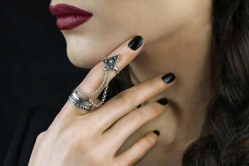 Значение колец на пальцах. О чем говорят кольца на средних пальцах: влияние на судьбу 07