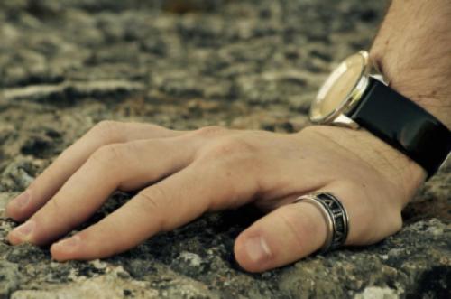 Значение колец на пальцах. О чем говорят кольца на средних пальцах: влияние на судьбу 01