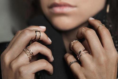 Значение колец на пальцах. О чем говорят кольца на средних пальцах: влияние на судьбу 04