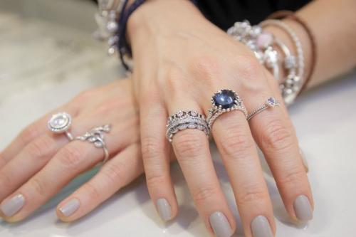 Как носить 2 кольца. Как правильно носить кольца на руках