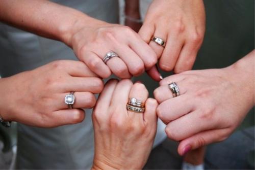 Как правильно носить обручальные и помолвочные кольца. Как носить помолвочные и обручальные кольца, в чем отличия между ними 07