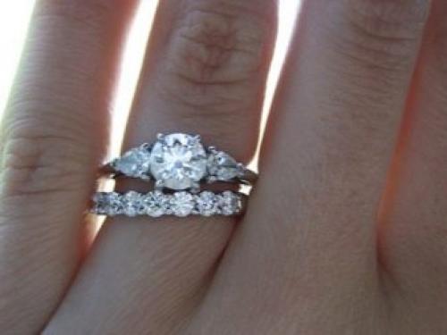 Как правильно носить обручальные и помолвочные кольца. Как носить помолвочные и обручальные кольца, в чем отличия между ними 09