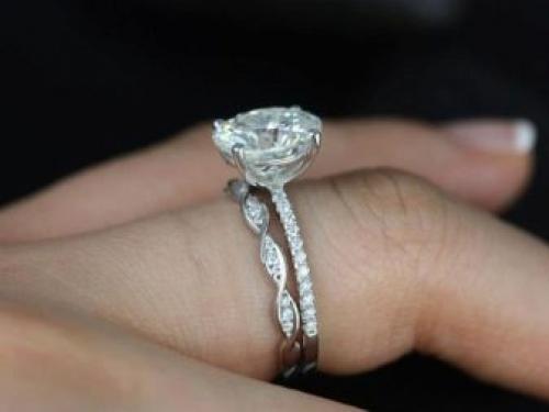 Как правильно носить обручальные и помолвочные кольца. Как носить помолвочные и обручальные кольца, в чем отличия между ними 08