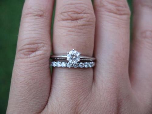 Что означают два кольца на безымянном пальце у женщины. Почему нельзя носить два кольца на пальце?