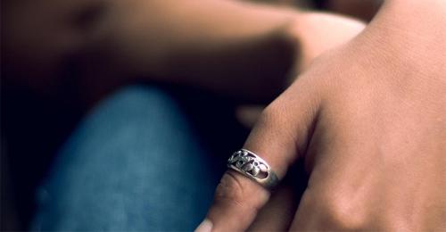 Два кольца на безымянном пальце у мужчины. Значение колец у мужчин на разных пальцах левой и правой руки