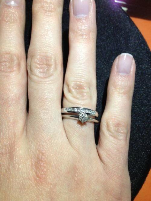 Кольцо поверх обручального. - как правильно носить помолвочное и обручальное кольца?