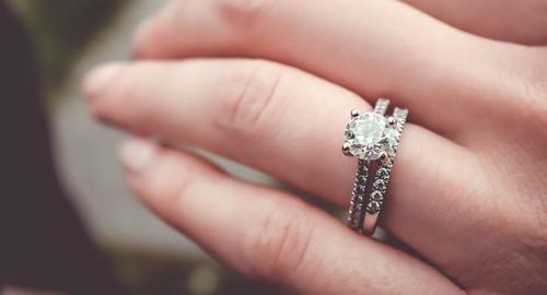 Кольцо поверх обручального. - как правильно носить помолвочное и обручальное кольца?