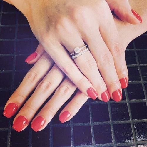 Кольцо поверх обручального. - как правильно носить помолвочное и обручальное кольца?