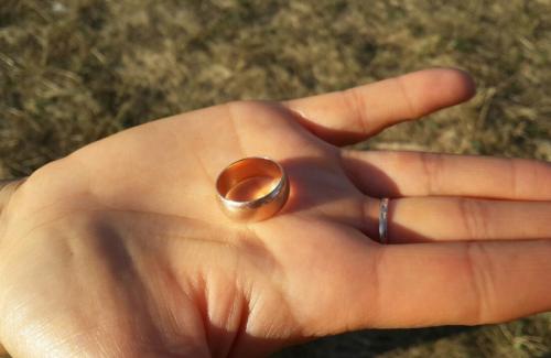 Можно ли носить чужое кольцо. Почему лучше не носить чужие кольца