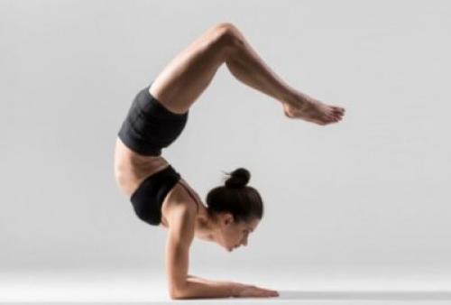 Как долго может занять освоение позы скорпиона для начинающего. Йоги практикуют годами, чтобы освоить эту асану: сложнейшая поза скорпиона или Вришчикасана