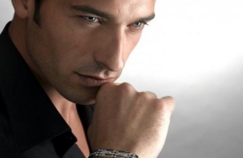 Поведение тайно влюбленного мужчины форум. Как определить, что мужчина влюблён, но скрывает свои чувства?