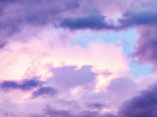 Как использование красного цвета в одежде или интерьере влияет на восприятие окружающих. Фиолетовый цвет