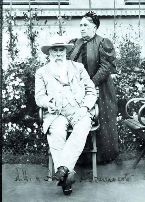 На фотографии 