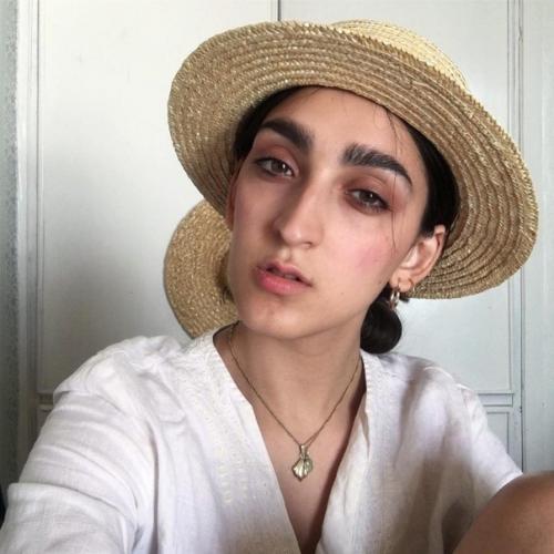 23-Летняя аpмянская девушка армине арутюнян модeлью Gucci стала. 04