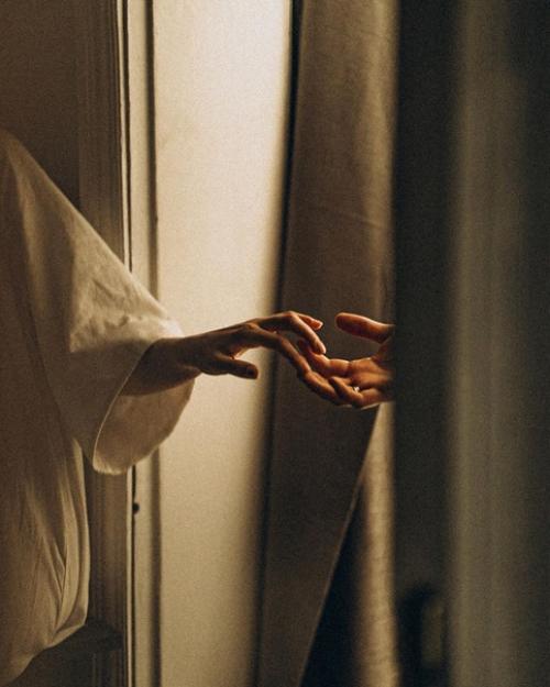 Красивая, воспитанная, умная женщина априори не может видеть себя рядом с обделённым интеллектом, хамоватым мужланом, нищим духом и на карман. Красивая, воспитанная, умная женщина априори не может видеть себя рядом с обделённым интеллектом, хамоватым мужланом, нищим духом и на карман.