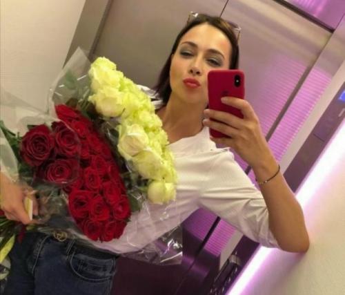 Ненавижу.  Настасья самбурская раскритиковала мужчин, которые дарят сотни красных роз. 02