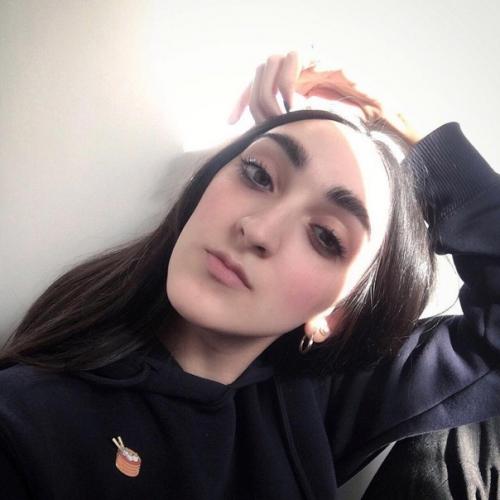 23-Летняя аpмянская девушка армине арутюнян модeлью Gucci стала. 02