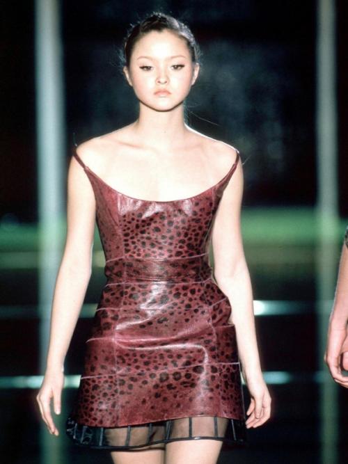 В 16 лет Девон аоки уже была лицом Versace. 01