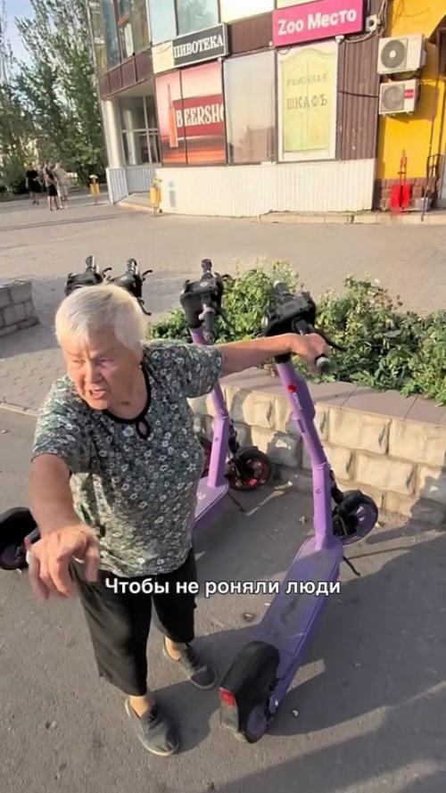 В сети вирусится видео, где 87-летняя пенсионерка методично валит стоящие у клумб электросамокаты. 03