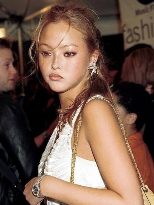 В 16 лет Девон аоки уже была лицом Versace. 02