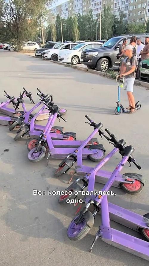 В сети вирусится видео, где 87-летняя пенсионерка методично валит стоящие у клумб электросамокаты. 04