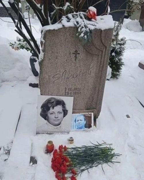 Скромный памятник на месте захоронения великого советского актера! 

