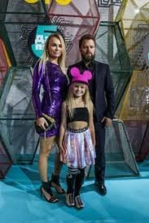 Три года разлуки: Виталий гогунский скучает по дочери Милане, которая обогнала его по известности. 01