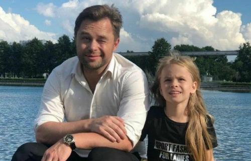 Три года разлуки: Виталий гогунский скучает по дочери Милане, которая обогнала его по известности.

