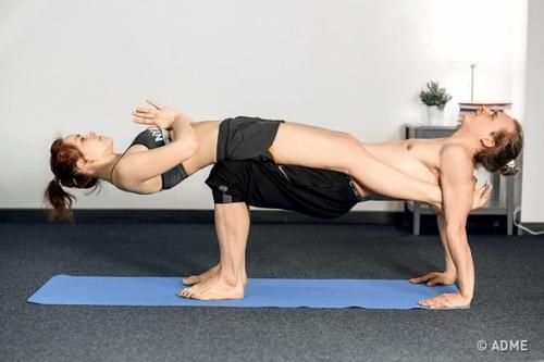 10 поз йоги для двоих, которые научат доверять друг другу. 08