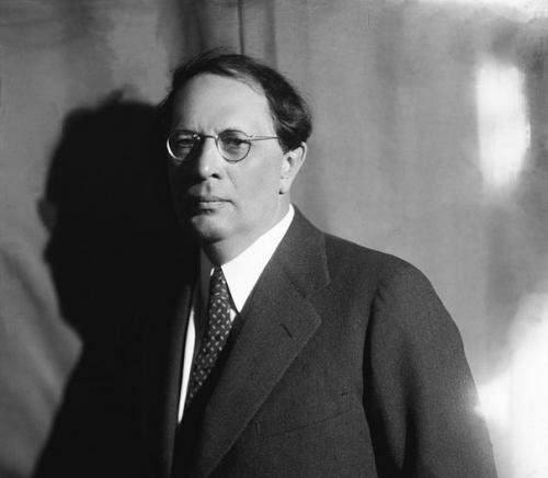 Художник собирает разбросанные куски жизни (так Изида собирала по нильским тростникам раскиданное тело озириса.