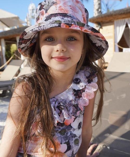 Этой девочке 8 лет и ее официально признали самой красивой девочкой в мире. 01