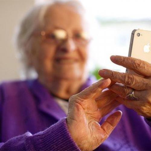 Психологи предупреждают: игнорирование открыток и сообщений от бабушек может навредить их здоровью. 01