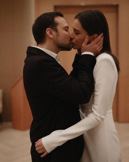 Недавно Алексей Чадов вновь женился - его избранницей стала модель из Казани Лейсан Галимова. 02