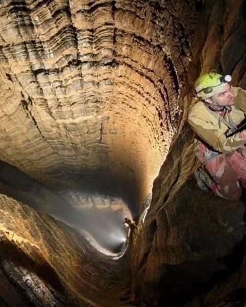 Пещера имени Верёвкина, расположенная в Абхазии, - самая глубокая в мире. 01