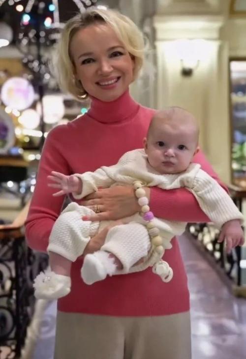 Виталина цымбалюк - романовская показала подросшую дочку - и, кажется, сама до сих пор не до конца верит, что стала мамой. 02