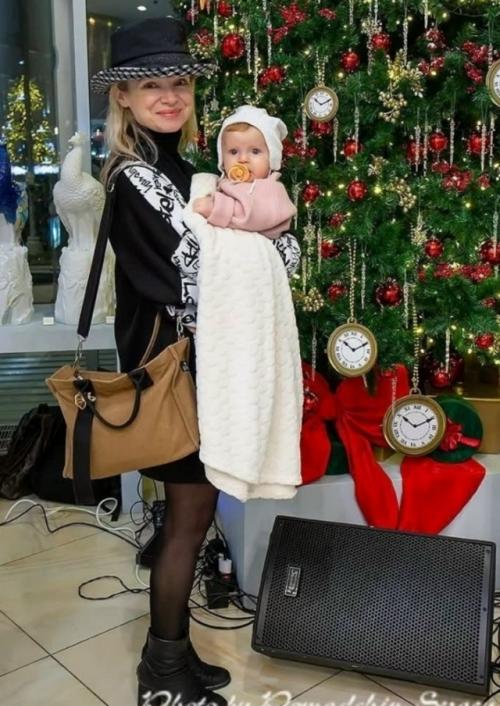 Виталина цымбалюк - романовская показала подросшую дочку - и, кажется, сама до сих пор не до конца верит, что стала мамой. 

