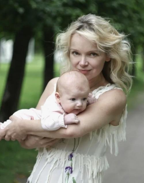 Виталина цымбалюк - романовская показала подросшую дочку - и, кажется, сама до сих пор не до конца верит, что стала мамой. 01