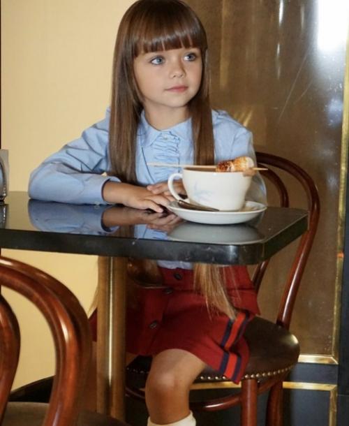 Этой девочке 8 лет и ее официально признали самой красивой девочкой в мире. 04