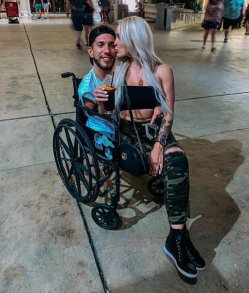 Когда этот парень попал в аварию, он упал в депрессию. 01