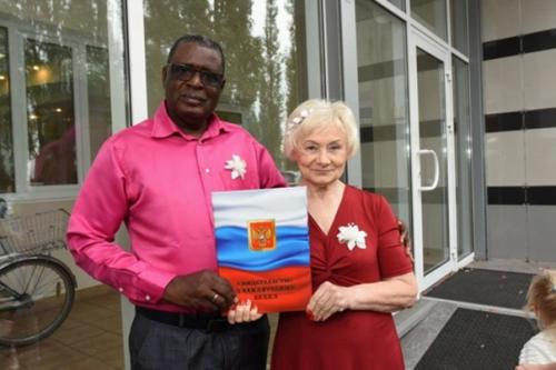 Пенсионерка, которой 72 года вышла замуж за африканца, который младше неё. 04