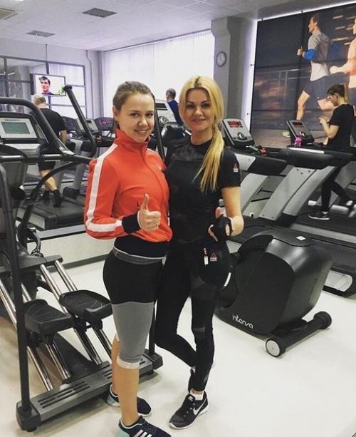 Ирина круг в свой 46 активно занимается спортом. 03