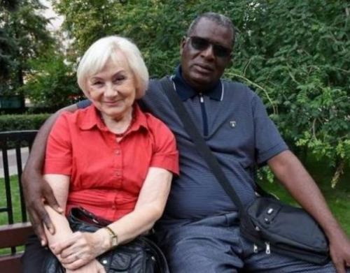 Пенсионерка, которой 72 года вышла замуж за африканца, который младше неё. 02