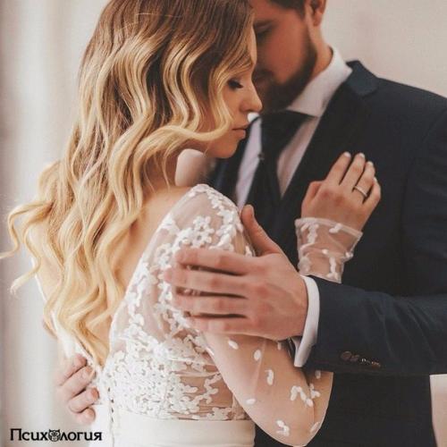 В поисках сильного мужчины, женщина ищет того, кто смог бы ее ограничить.

