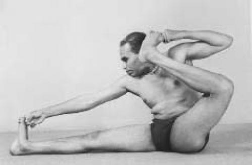 Дханурасана.  Карна - это ухо, а приставка а означает по направлению, рядом. 01